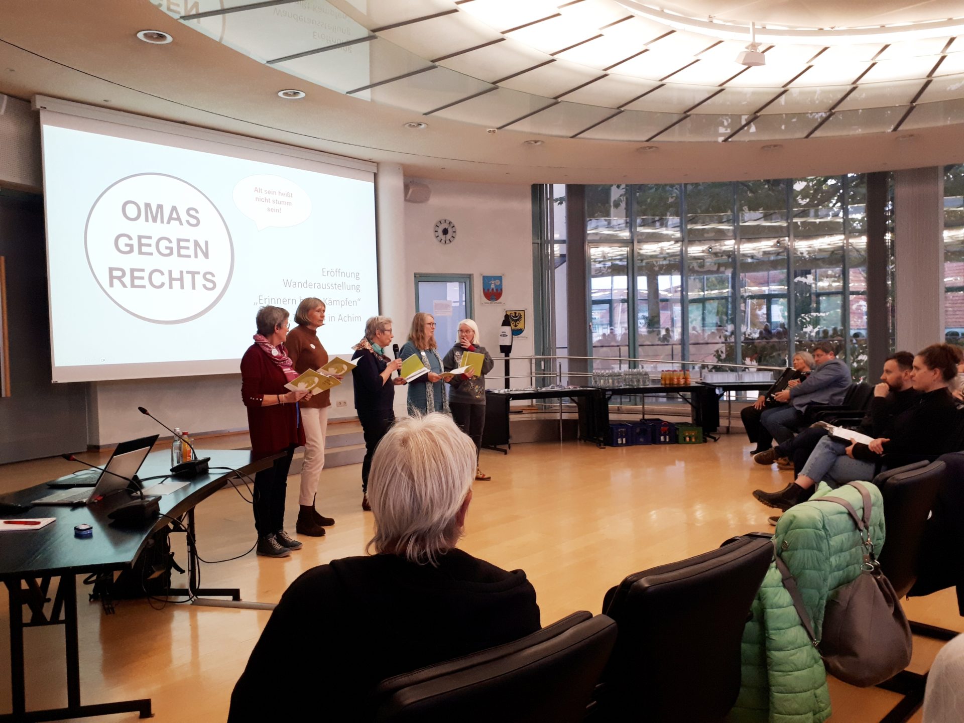 Die Omas gegen rechts eröffnen im Rathaus die Ausstellung.
